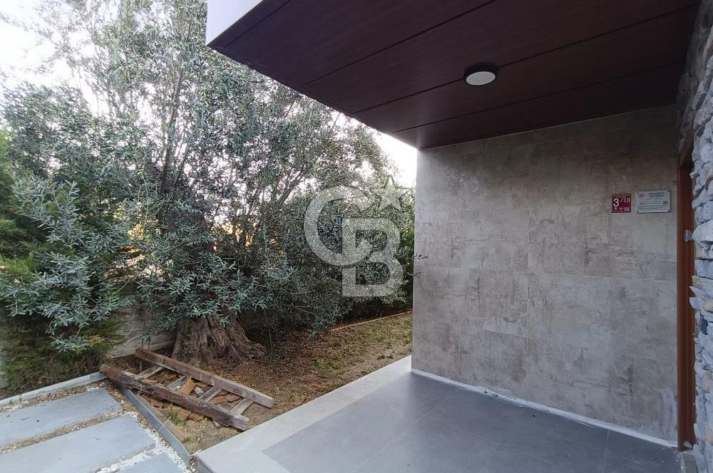 Ayvalık Tuzla Mevkii Müstakil Havuzlu Deniz Kıyısı Satılık Villa