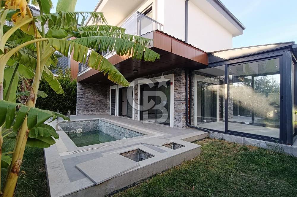 Ayvalık Tuzla Mevkii Müstakil Havuzlu Deniz Kıyısı Satılık Villa