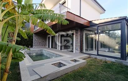 Ayvalık Tuzla Mevkii Müstakil Havuzlu Deniz Kıyısı Satılık Villa