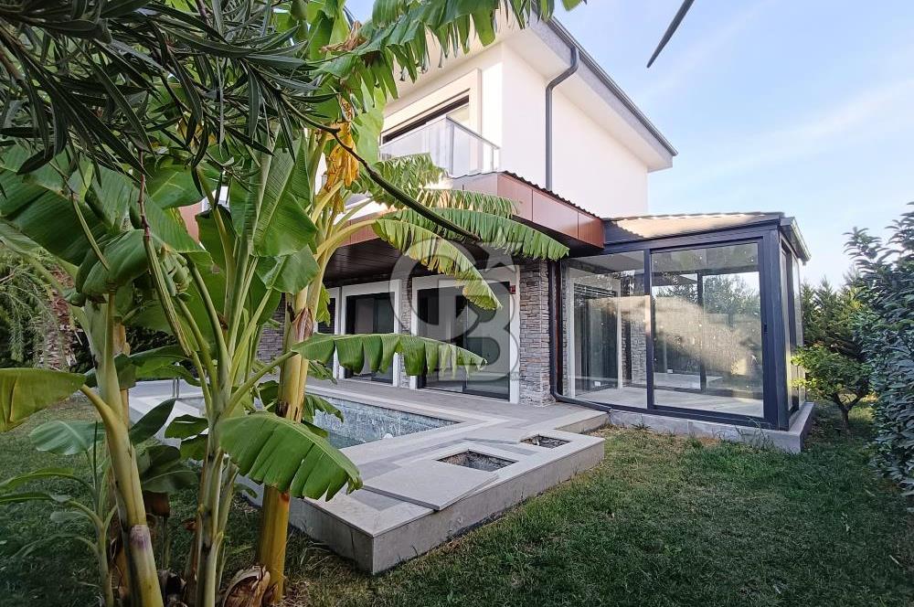 Ayvalık Tuzla Mevkii Müstakil Havuzlu Deniz Kıyısı Satılık Villa