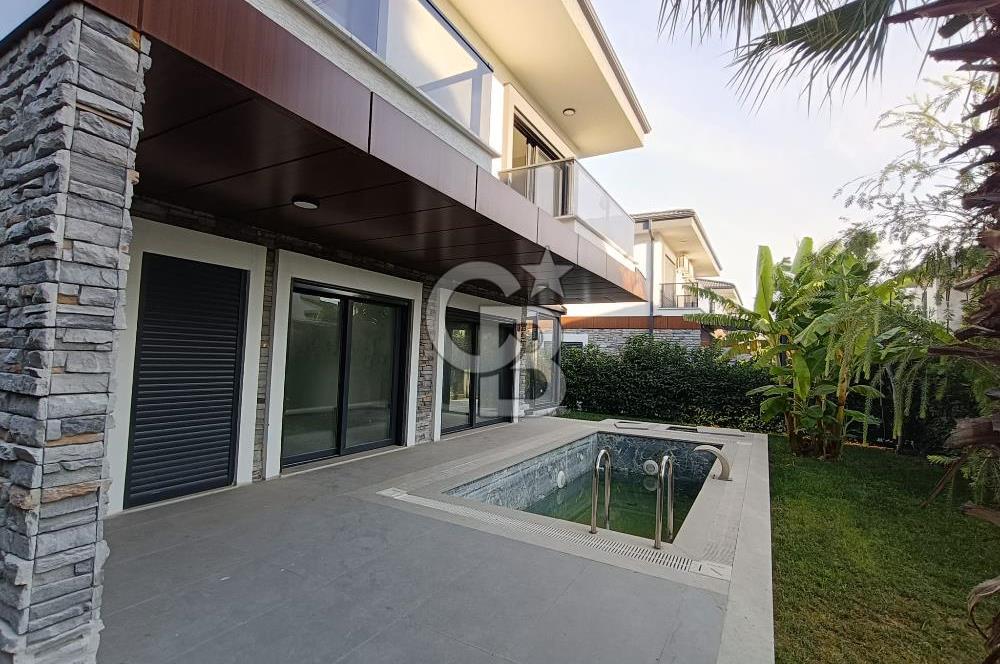 Ayvalık Tuzla Mevkii Müstakil Havuzlu Deniz Kıyısı Satılık Villa