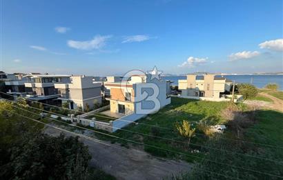 Yenifoça'da Deniz Manzaralı Eşyalı Kiralık 2+1 Daire