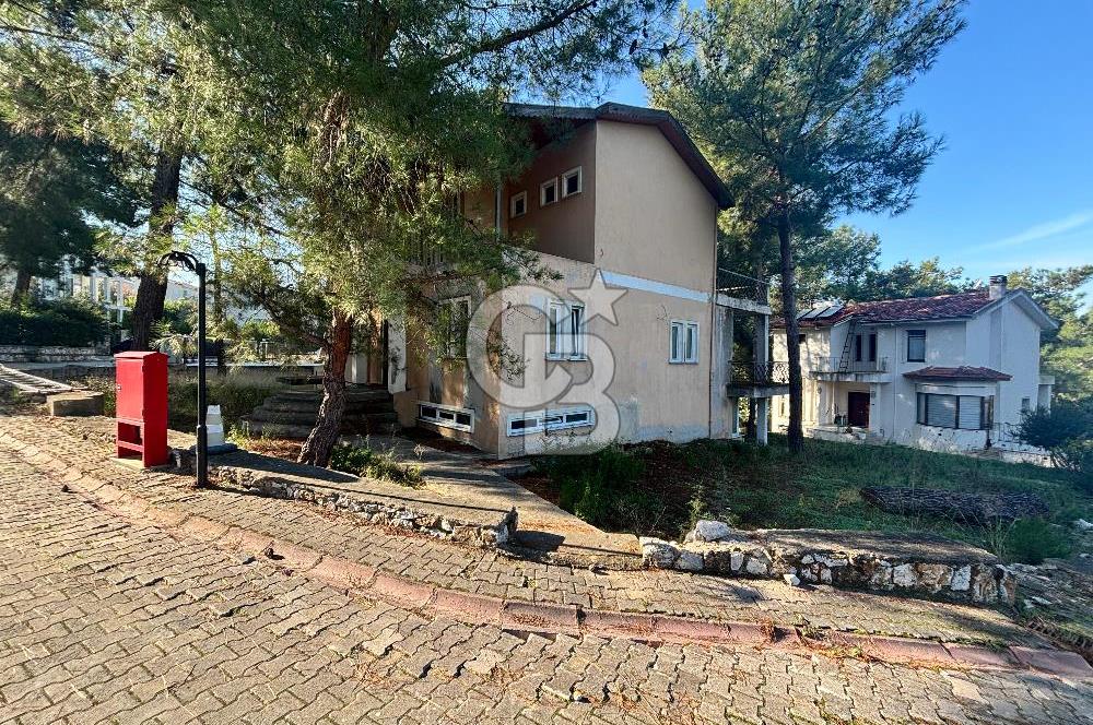 URLA KALABAK‘TA ÇAMLIBEL SİTESİ SATILIK MÜSTAKİL VİLLA