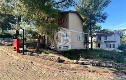 URLA KALABAK‘TA ÇAMLIBEL SİTESİ SATILIK MÜSTAKİL VİLLA