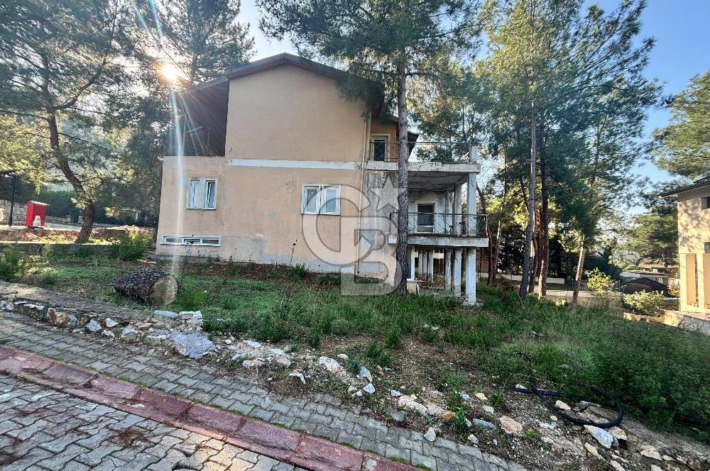 URLA KALABAK‘TA ÇAMLIBEL SİTESİ SATILIK MÜSTAKİL VİLLA