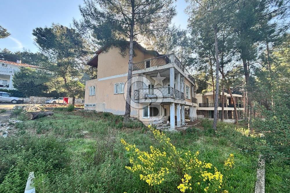 URLA KALABAK‘TA ÇAMLIBEL SİTESİ SATILIK MÜSTAKİL VİLLA