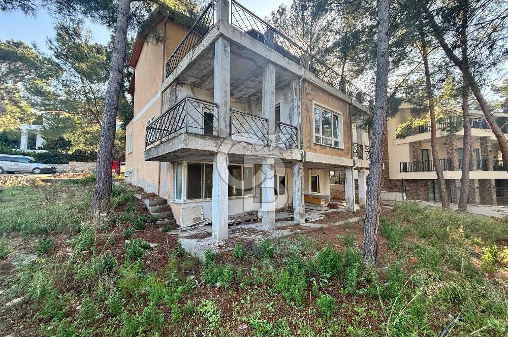 URLA KALABAK‘TA ÇAMLIBEL SİTESİ SATILIK MÜSTAKİL VİLLA