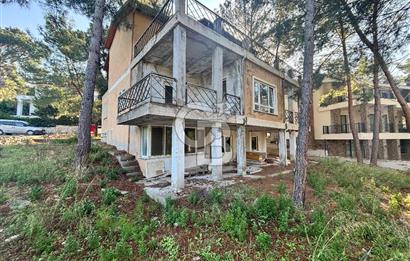 URLA KALABAK‘TA ÇAMLIBEL SİTESİ SATILIK MÜSTAKİL VİLLA