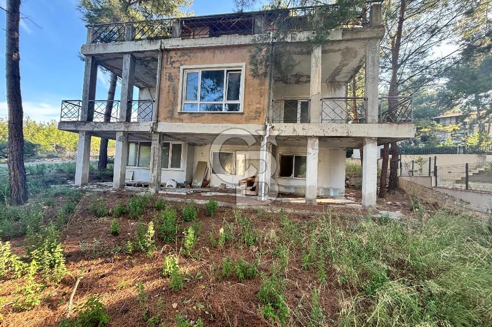 URLA KALABAK‘TA ÇAMLIBEL SİTESİ SATILIK MÜSTAKİL VİLLA