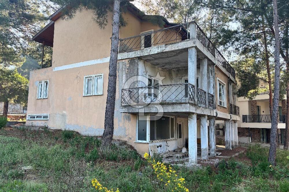 URLA KALABAK‘TA ÇAMLIBEL SİTESİ SATILIK MÜSTAKİL VİLLA