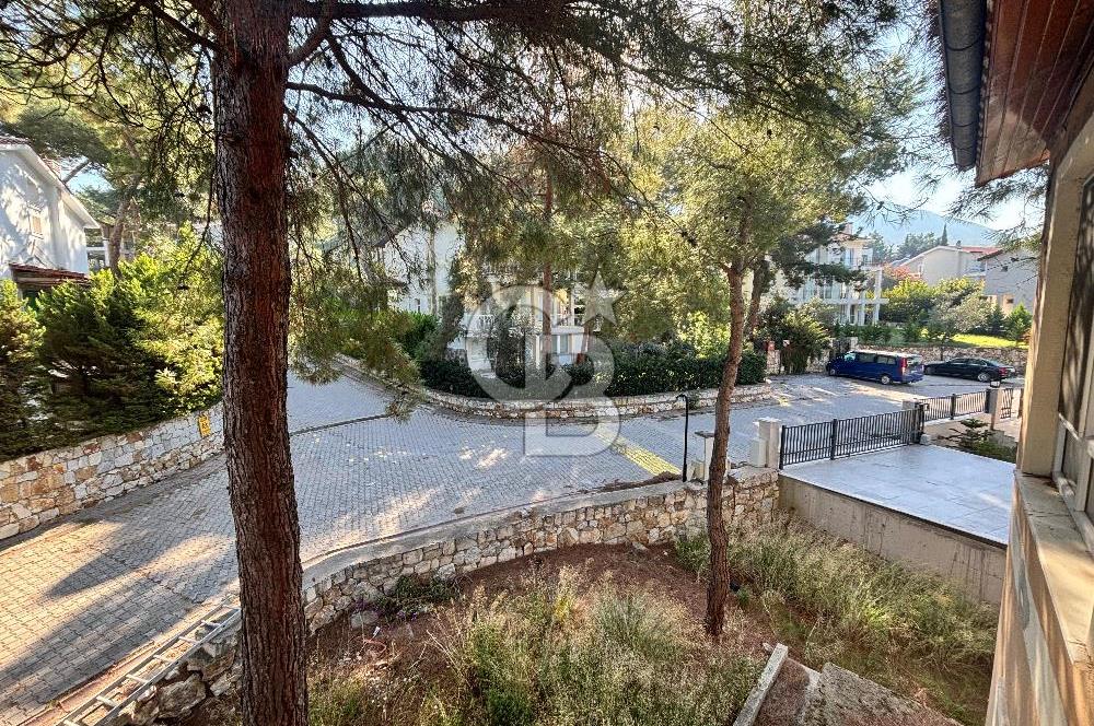 URLA KALABAK‘TA ÇAMLIBEL SİTESİ SATILIK MÜSTAKİL VİLLA