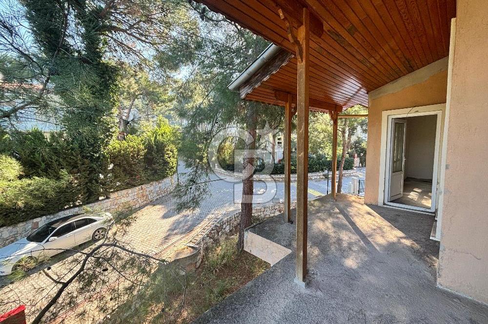 URLA KALABAK‘TA ÇAMLIBEL SİTESİ SATILIK MÜSTAKİL VİLLA