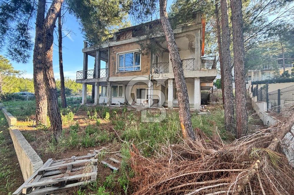 URLA KALABAK‘TA ÇAMLIBEL SİTESİ SATILIK MÜSTAKİL VİLLA