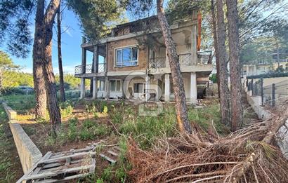 URLA KALABAK‘TA ÇAMLIBEL SİTESİ SATILIK MÜSTAKİL VİLLA