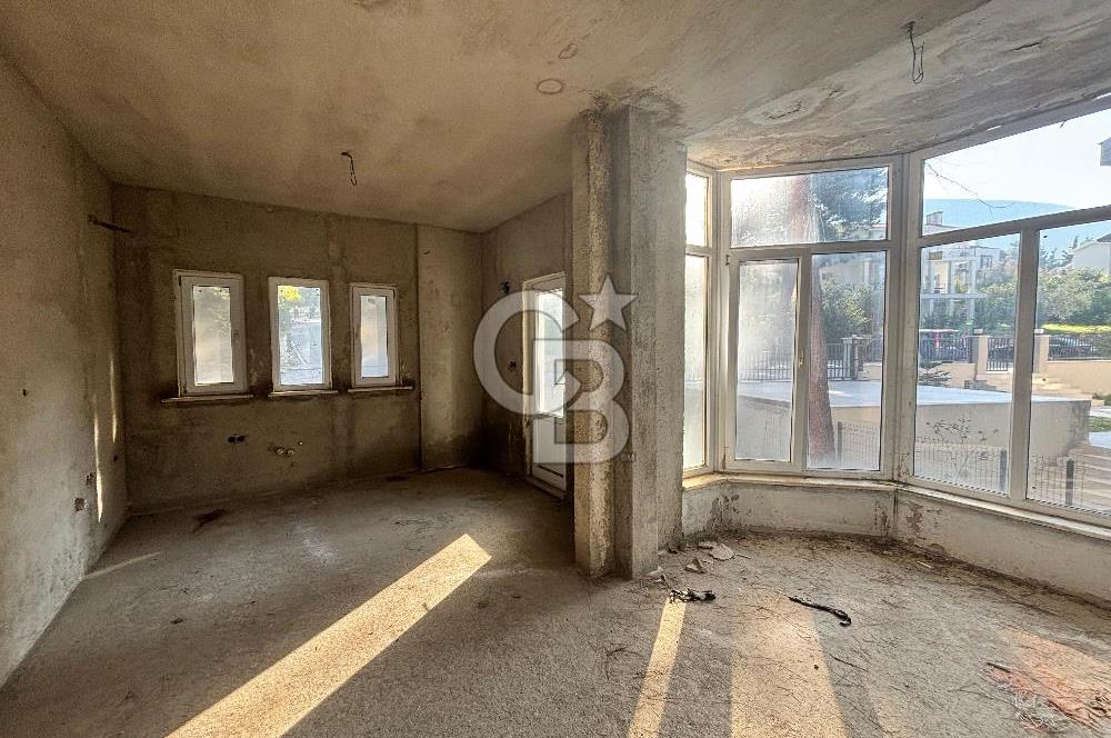 URLA KALABAK‘TA ÇAMLIBEL SİTESİ SATILIK MÜSTAKİL VİLLA