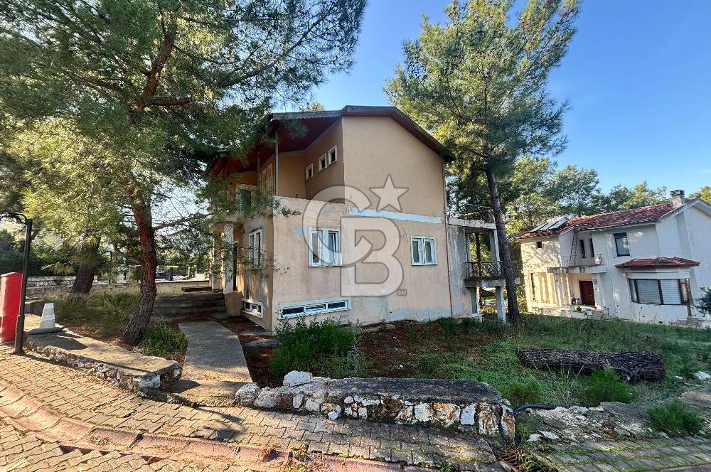 URLA KALABAK‘TA ÇAMLIBEL SİTESİ SATILIK MÜSTAKİL VİLLA