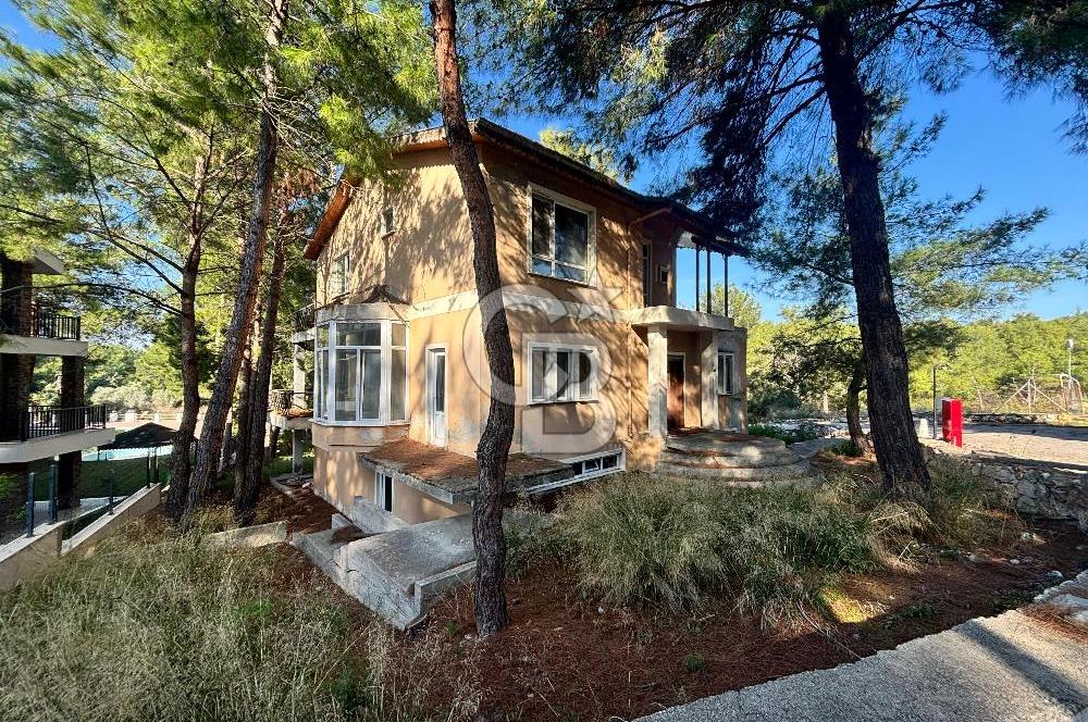 URLA KALABAK‘TA ÇAMLIBEL SİTESİ SATILIK MÜSTAKİL VİLLA