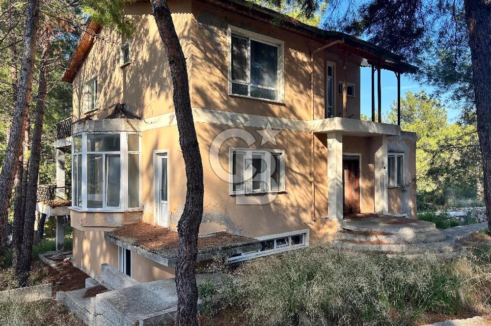URLA KALABAK‘TA ÇAMLIBEL SİTESİ SATILIK MÜSTAKİL VİLLA