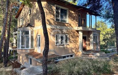 URLA KALABAK‘TA ÇAMLIBEL SİTESİ SATILIK MÜSTAKİL VİLLA