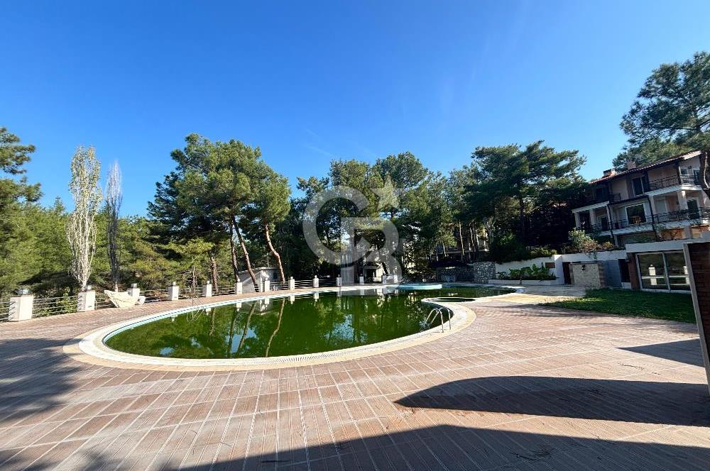 URLA KALABAK‘TA ÇAMLIBEL SİTESİ SATILIK MÜSTAKİL VİLLA