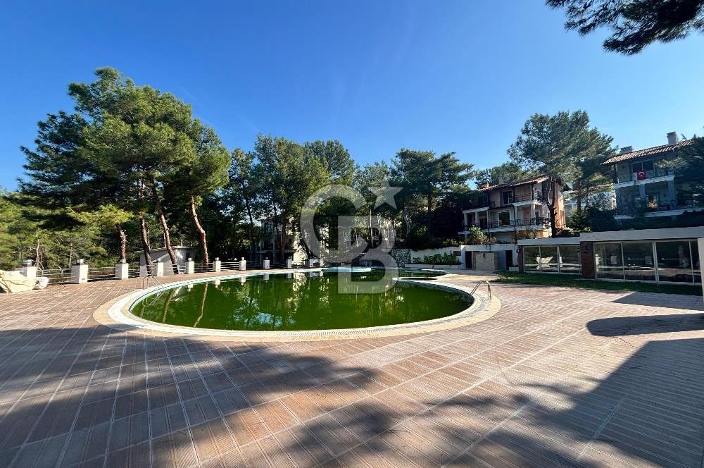 URLA KALABAK‘TA ÇAMLIBEL SİTESİ SATILIK MÜSTAKİL VİLLA