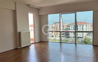 Karşıyaka'nın merkezi konumunda yer alan site içi geniş daire