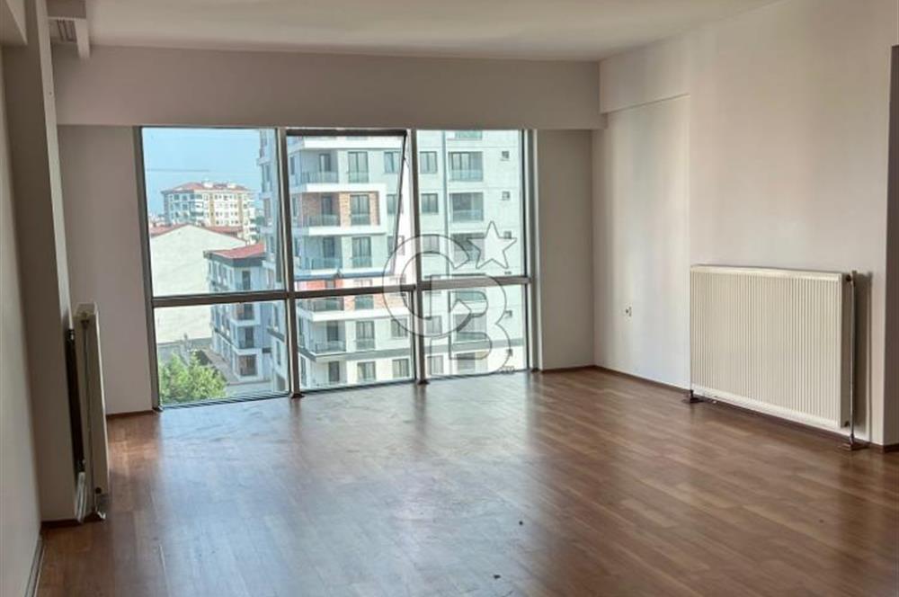 Karşıyaka'nın merkezi konumunda yer alan site içi geniş daire