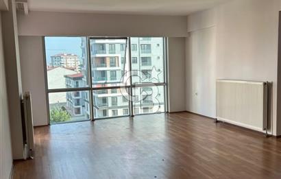 Karşıyaka'nın merkezi konumunda yer alan site içi geniş daire