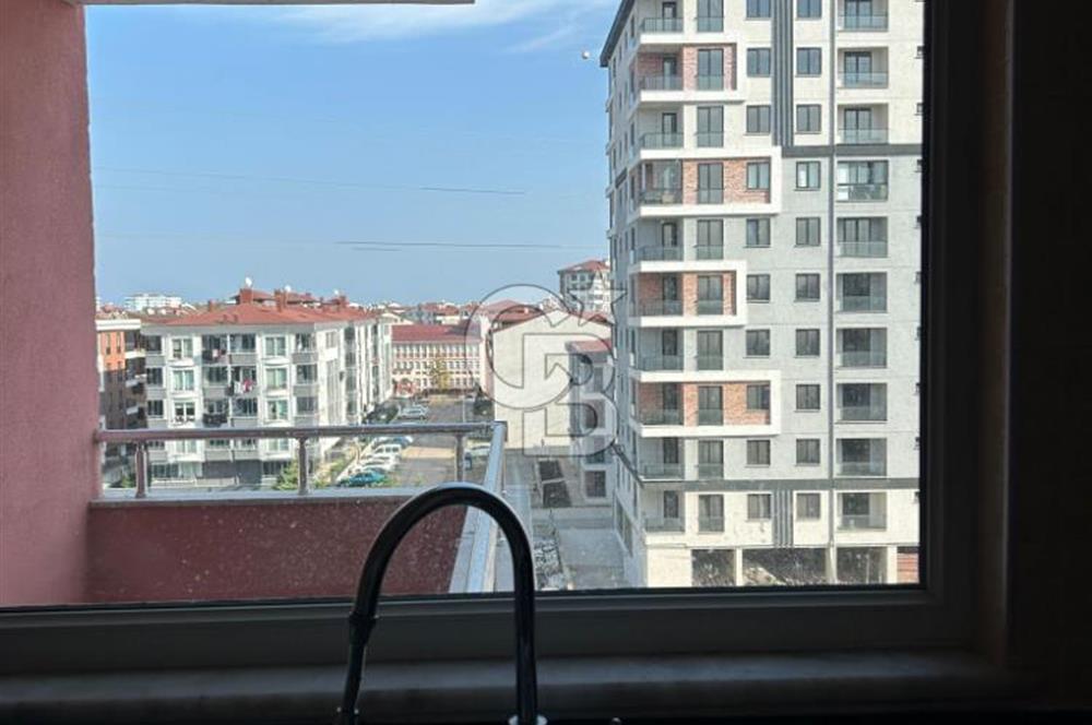 Karşıyaka'nın merkezi konumunda yer alan site içi geniş daire