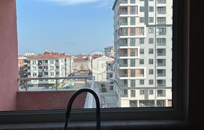 Karşıyaka'nın merkezi konumunda yer alan site içi geniş daire