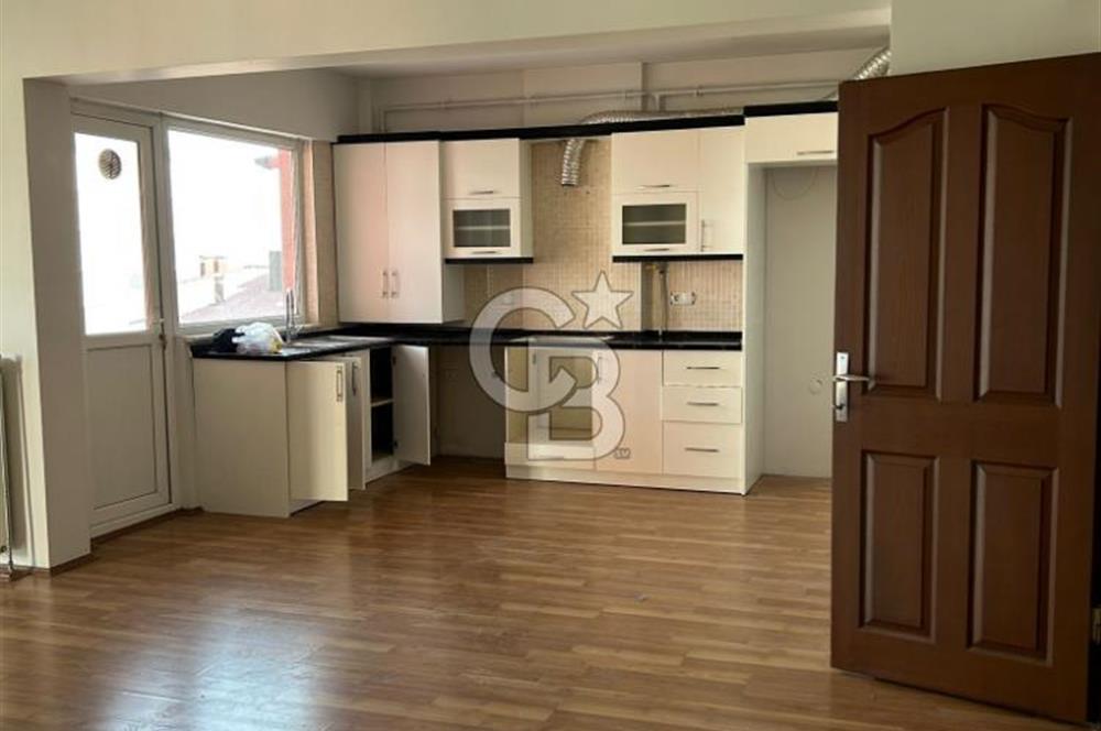 Karşıyaka'nın merkezi konumunda yer alan site içi geniş daire