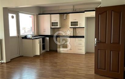 Karşıyaka'nın merkezi konumunda yer alan site içi geniş daire