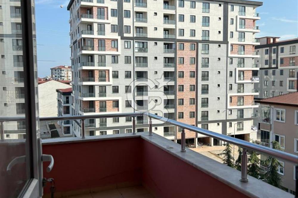 Karşıyaka'nın merkezi konumunda yer alan site içi geniş daire