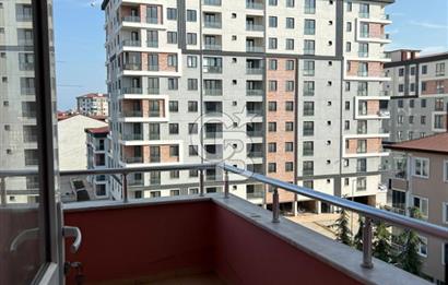 Karşıyaka'nın merkezi konumunda yer alan site içi geniş daire