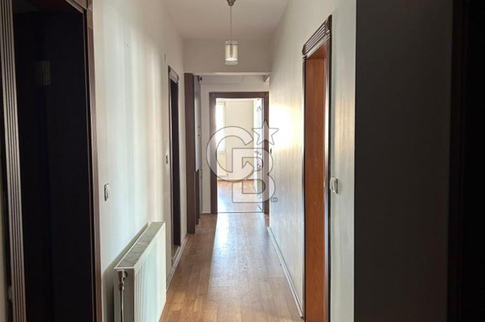 Karşıyaka'nın merkezi konumunda yer alan site içi geniş daire