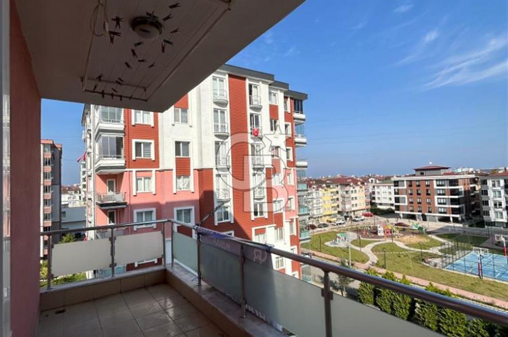 Karşıyaka'nın merkezi konumunda yer alan site içi geniş daire