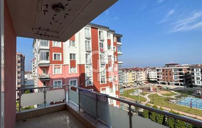 Karşıyaka'nın merkezi konumunda yer alan site içi geniş daire