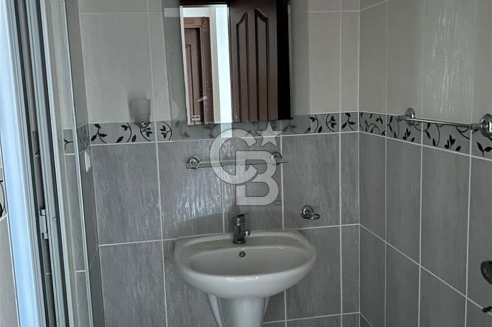 Karşıyaka'nın merkezi konumunda yer alan site içi geniş daire