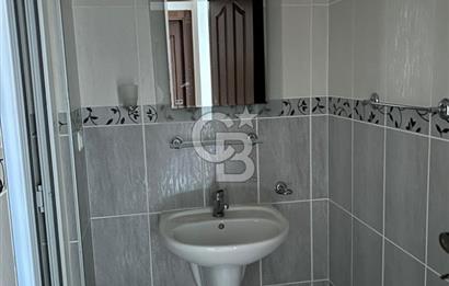 Karşıyaka'nın merkezi konumunda yer alan site içi geniş daire