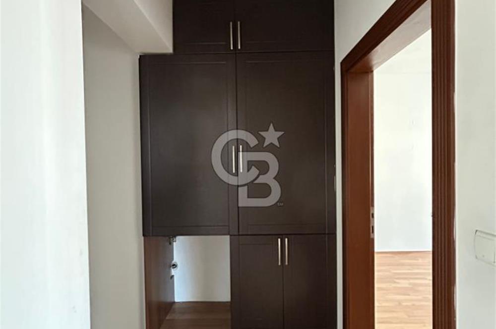 Karşıyaka'nın merkezi konumunda yer alan site içi geniş daire