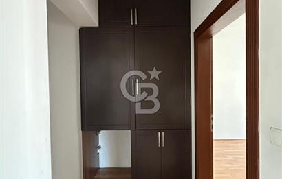 Karşıyaka'nın merkezi konumunda yer alan site içi geniş daire