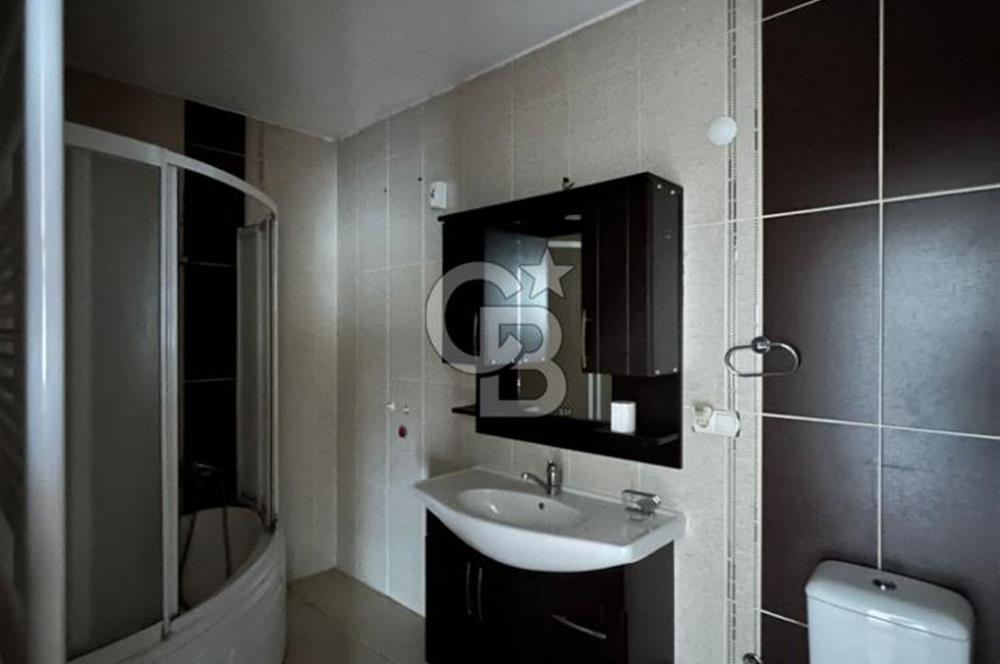 Karşıyaka'nın merkezi konumunda yer alan site içi geniş daire