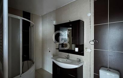 Karşıyaka'nın merkezi konumunda yer alan site içi geniş daire