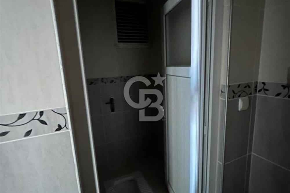 Karşıyaka'nın merkezi konumunda yer alan site içi geniş daire