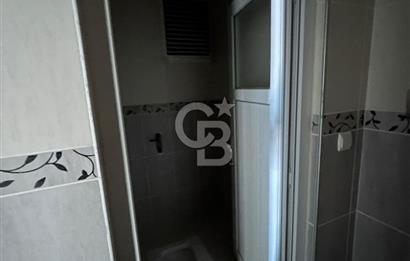 Karşıyaka'nın merkezi konumunda yer alan site içi geniş daire