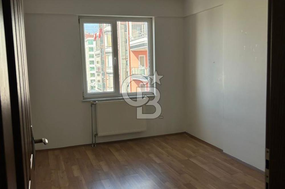 Karşıyaka'nın merkezi konumunda yer alan site içi geniş daire