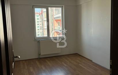 Karşıyaka'nın merkezi konumunda yer alan site içi geniş daire