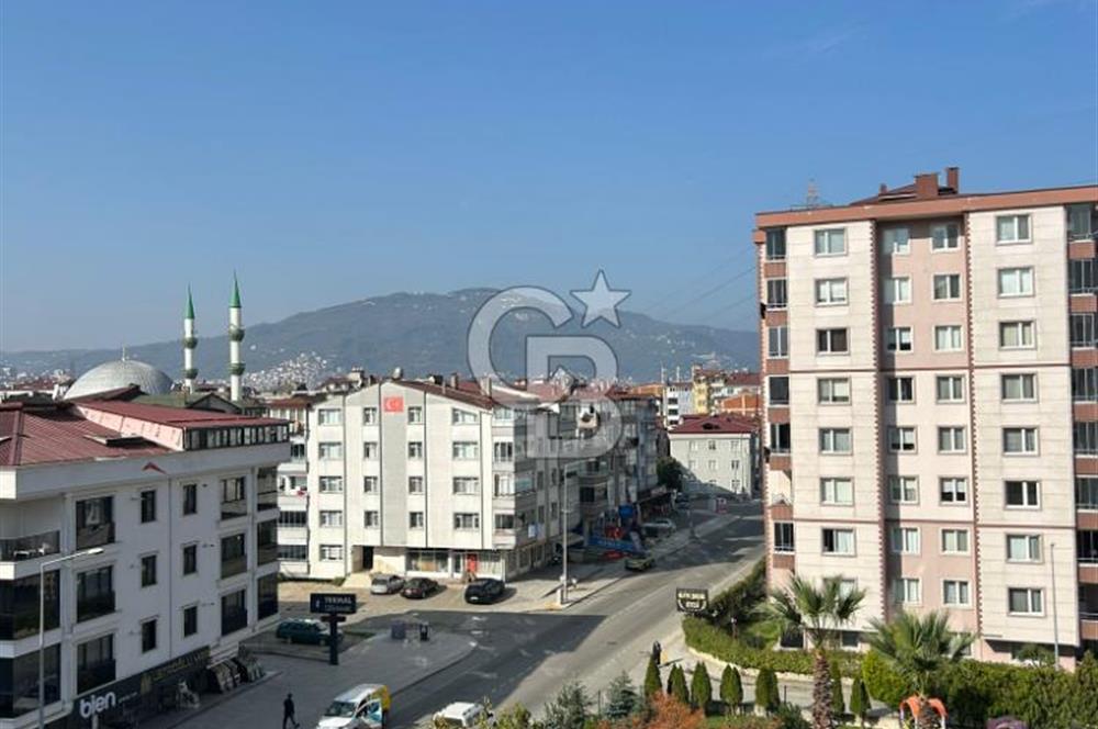 Karşıyaka'nın merkezi konumunda yer alan site içi geniş daire