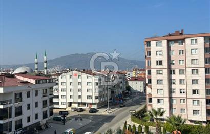 Karşıyaka'nın merkezi konumunda yer alan site içi geniş daire