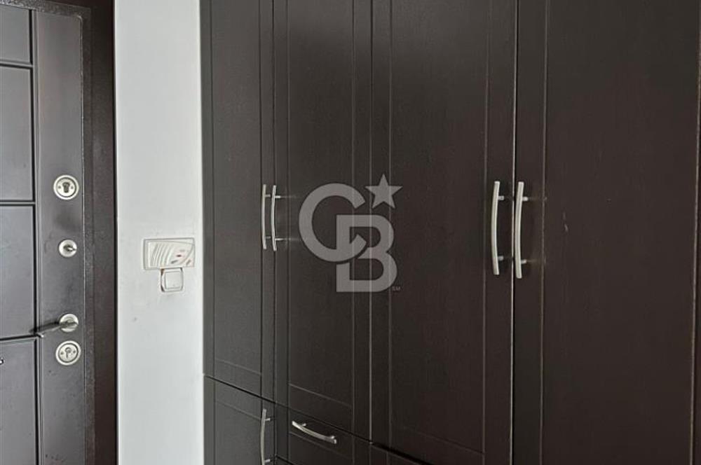 Karşıyaka'nın merkezi konumunda yer alan site içi geniş daire